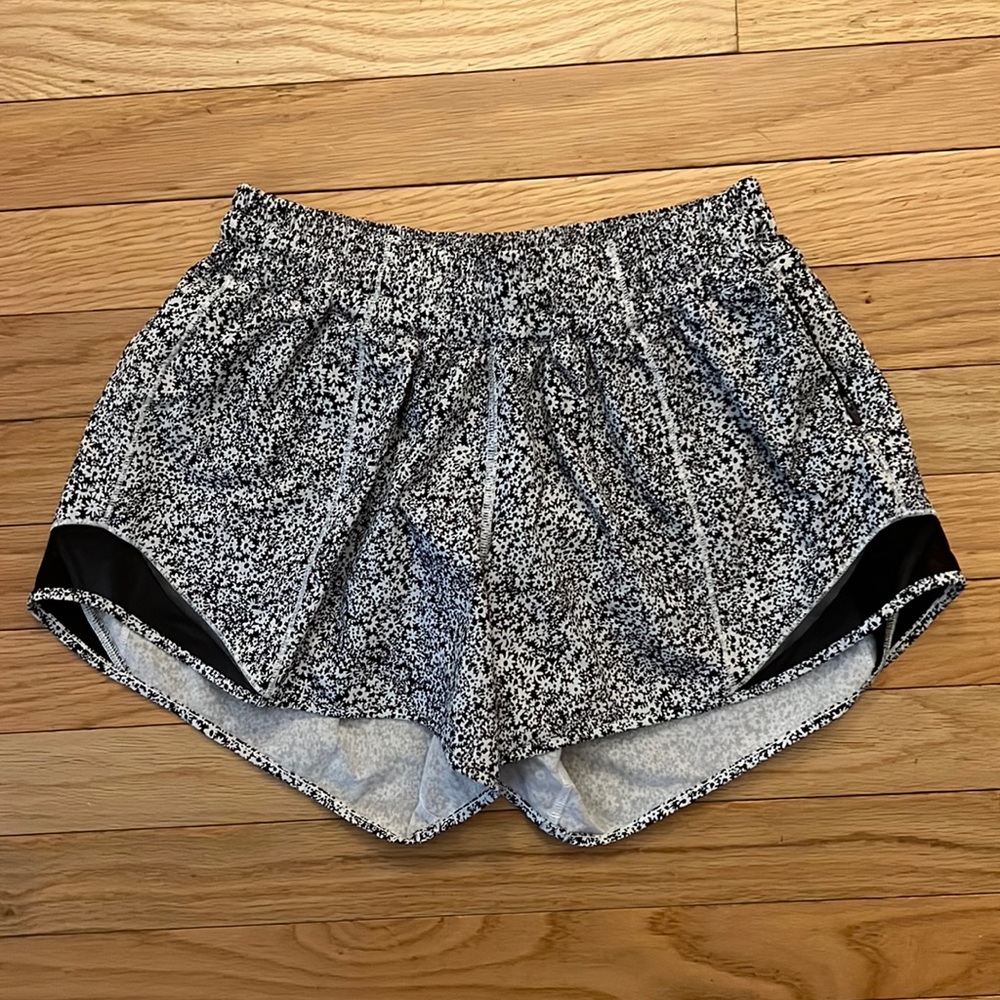 Lululemon hotty got short 4” black and white flower design